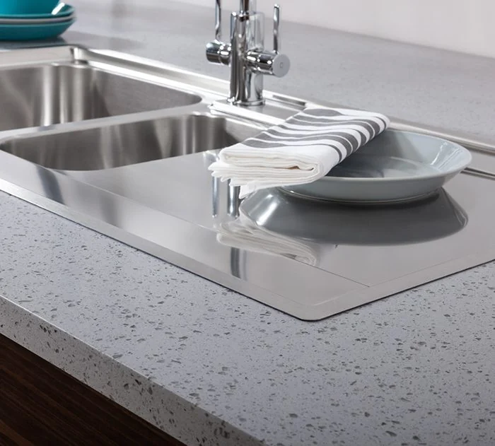 Integrated sink and drainer detail in a solid surface worktop