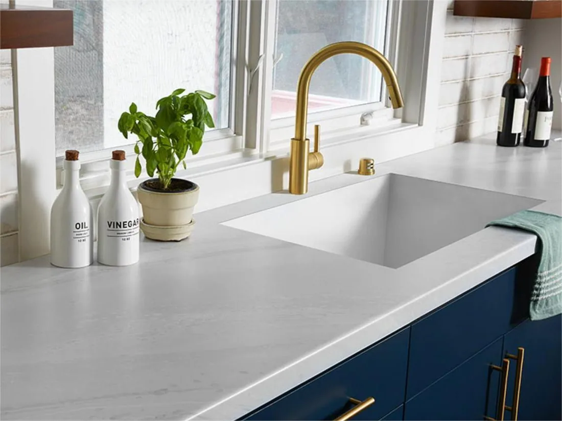 Integrated sink and continuous solid surface worktop